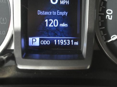 Used 2020 Toyota Tacoma SR5 AWD/4WD image 24