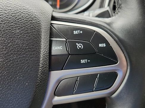 Used 2019 Jeep Cherokee Latitude Plus FWD image 17