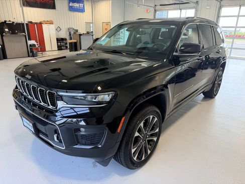 Used 2022 Jeep Grand Cherokee L Overland w/ Luxury Tech Group IV AWD/4WD image 6