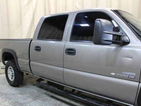 Used 2006 Chevrolet Silverado 2500 W/T w/ Heavy-Duty Power Package image 10