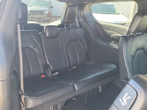 Used 2025 Chrysler Pacifica Select FWD image 19