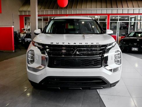 Used 2024 Mitsubishi Outlander ES image 2