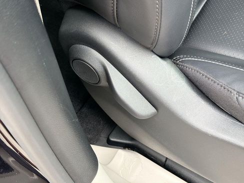 Used 2024 Chrysler Pacifica Touring-L FWD image 32