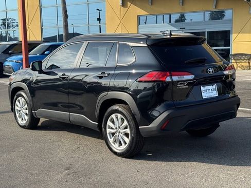 Used 2022 Toyota Corolla Cross LE image 3