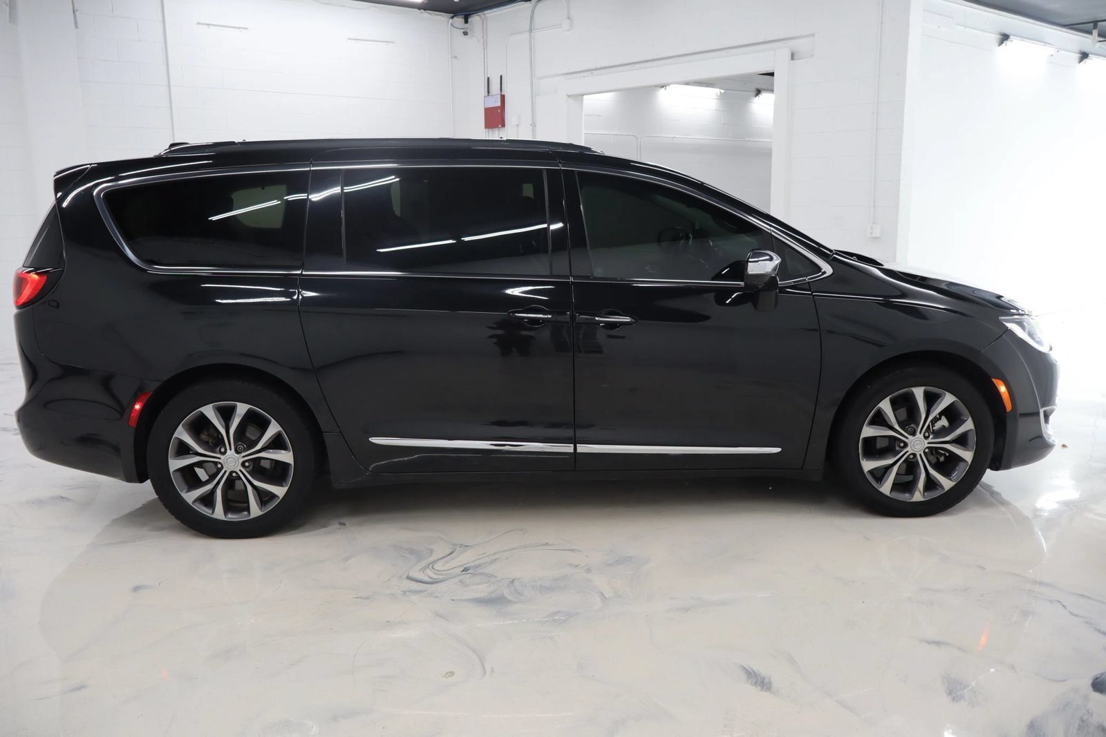 Used 2017 Chrysler Pacifica Limited w/ UConnect Theater Package FWD image 13