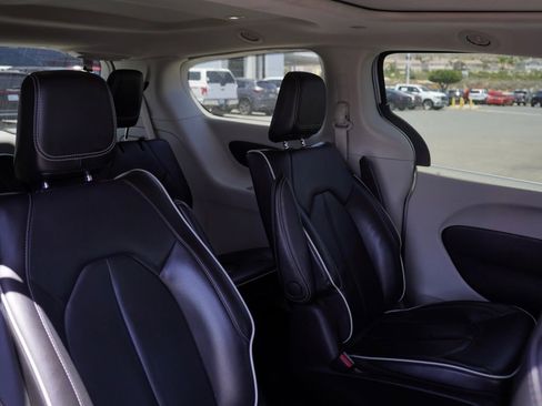 Used 2023 Chrysler Pacifica Limited image 26