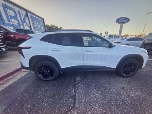Used 2024 Chevrolet Trax ACTIV w/ Sunroof Package image 3