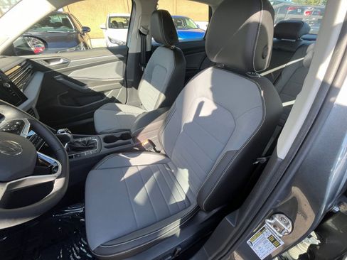 Used 2025 Volkswagen Jetta SE image 36