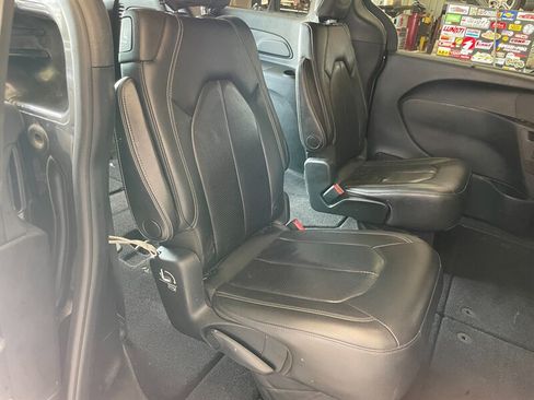 Used 2018 Chrysler Pacifica Touring-L Plus w/ Advanced Safetytec Group FWD image 21