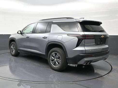 Used 2024 Chevrolet Traverse LT FWD image 3