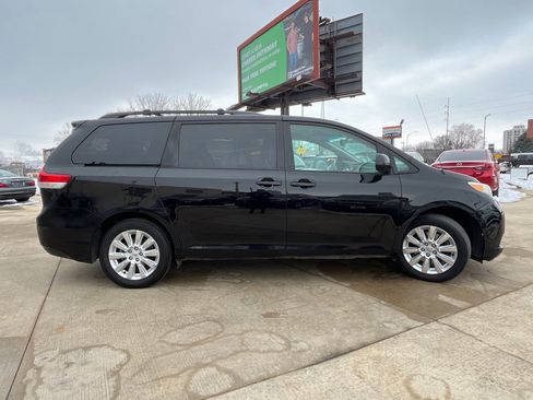 Used 2012 Toyota Sienna LE image 4