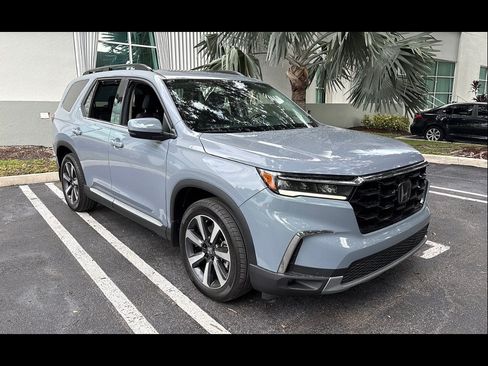 Used 2025 Honda Pilot Touring image 2