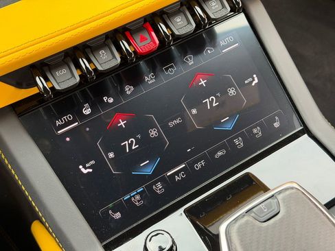 Used 2025 Lamborghini Urus SE image 24