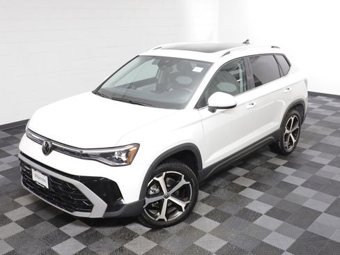 Used 2025 Volkswagen Taos SEL image 2