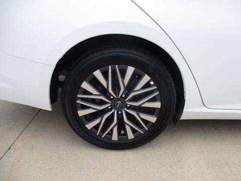 Used 2025 Nissan Altima 2.5 SV FWD image 10