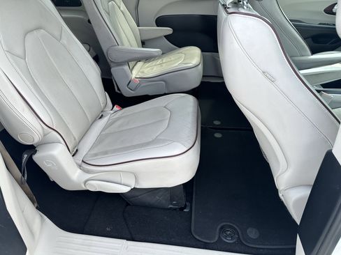 Used 2017 Chrysler Pacifica Limited w/ Advanced Safetytec Group FWD image 5