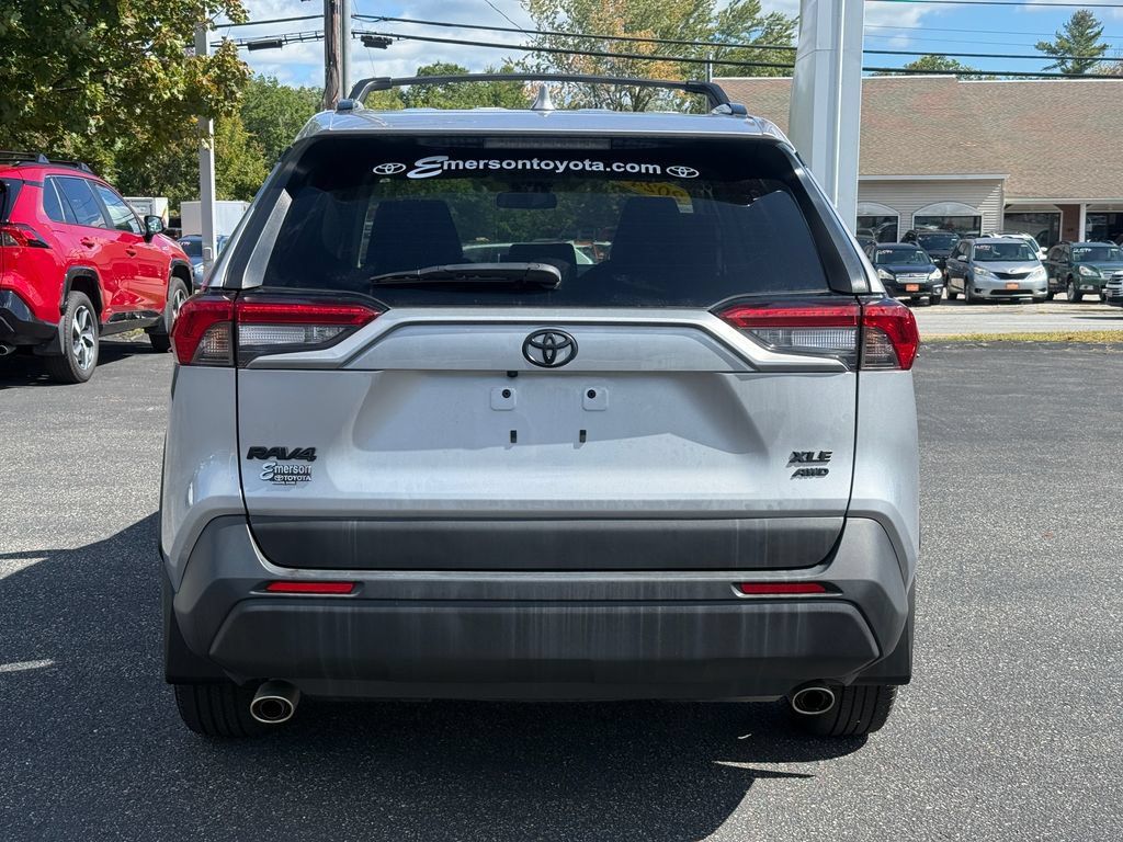 Used 2024 Toyota RAV4 XLE AWD/4WD image 4
