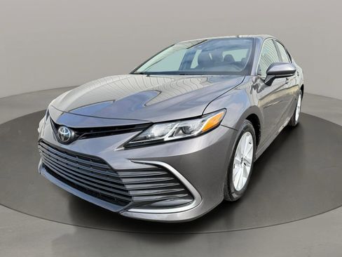 Used 2022 Toyota Camry LE image 2