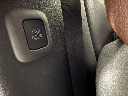 Used 2024 Toyota Sienna Platinum FWD image 29
