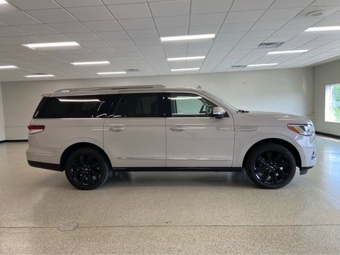 Used 2024 Lincoln Navigator L Reserve image 6