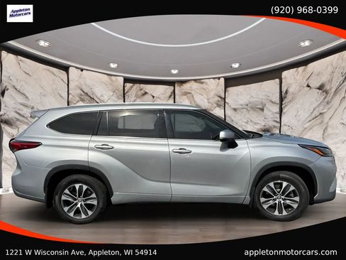 Used 2022 Toyota Highlander XLE AWD/4WD image 9