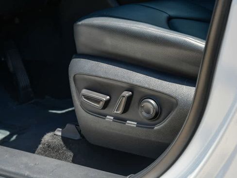 Used 2024 Toyota Highlander XLE FWD image 27
