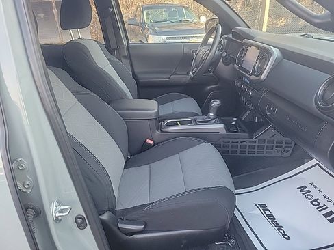 Used 2022 Toyota Tacoma TRD Off-Road image 25