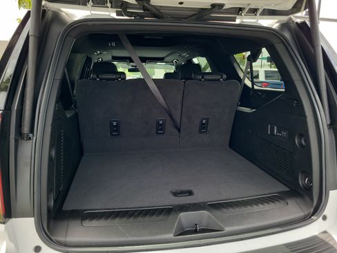 Used 2024 Chevrolet Suburban LT w/ Luxury Package RWD image 6