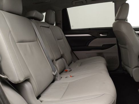Used 2018 Toyota Highlander XLE image 19