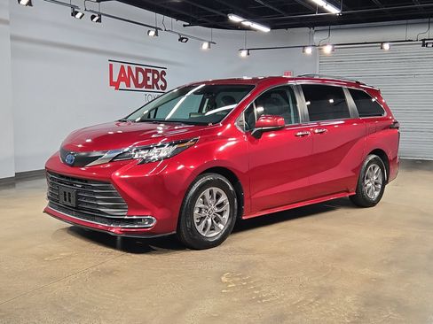 Used 2023 Toyota Sienna XLE FWD image 3