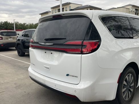 Used 2024 Chrysler Pacifica Select image 4