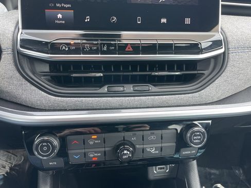 Used 2024 Jeep Compass Latitude image 11