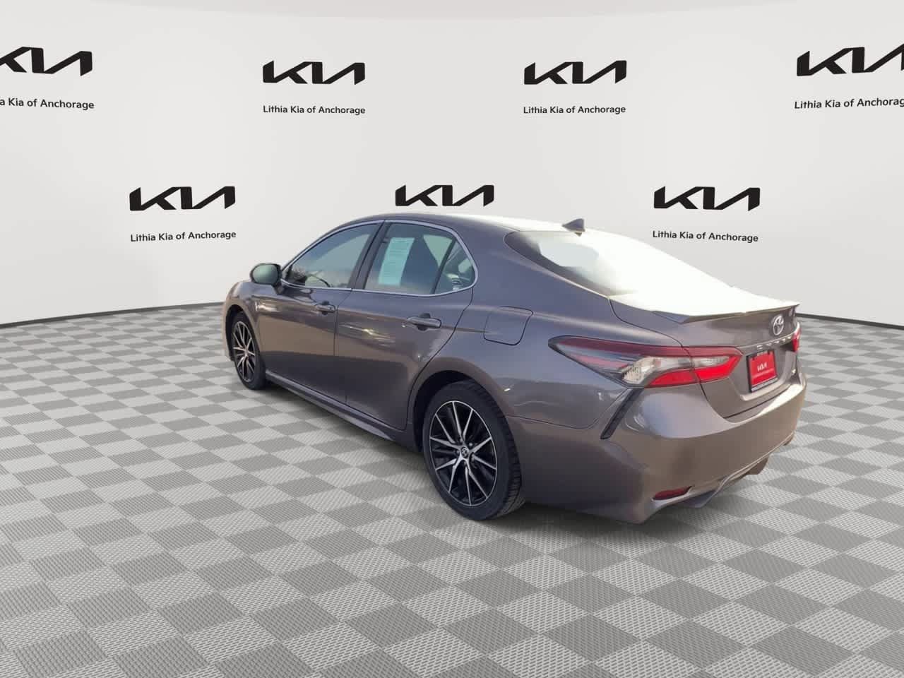 Used 2023 Toyota Camry SE FWD image 6