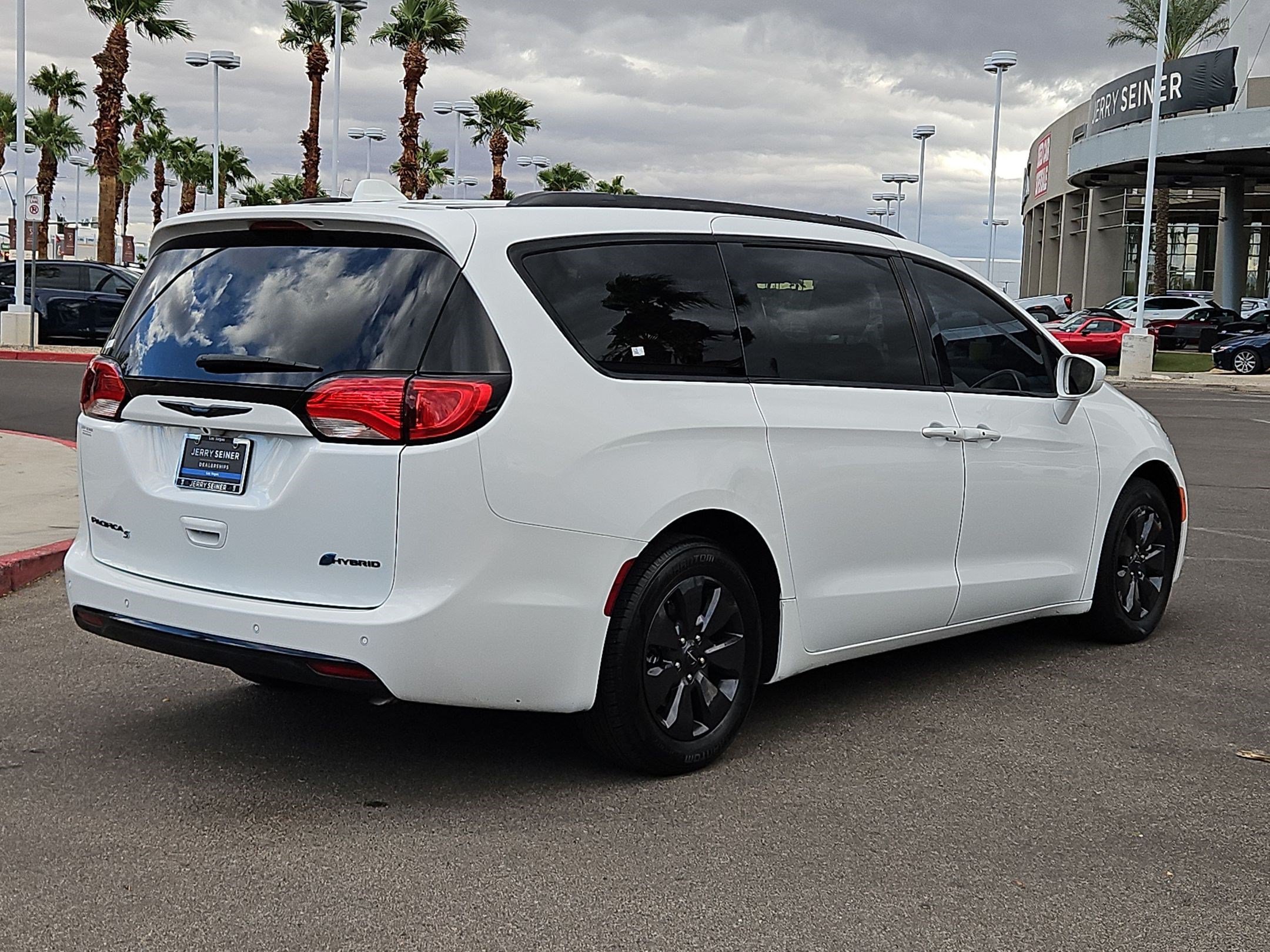 Used 2020 Chrysler Pacifica Touring-L FWD image 5