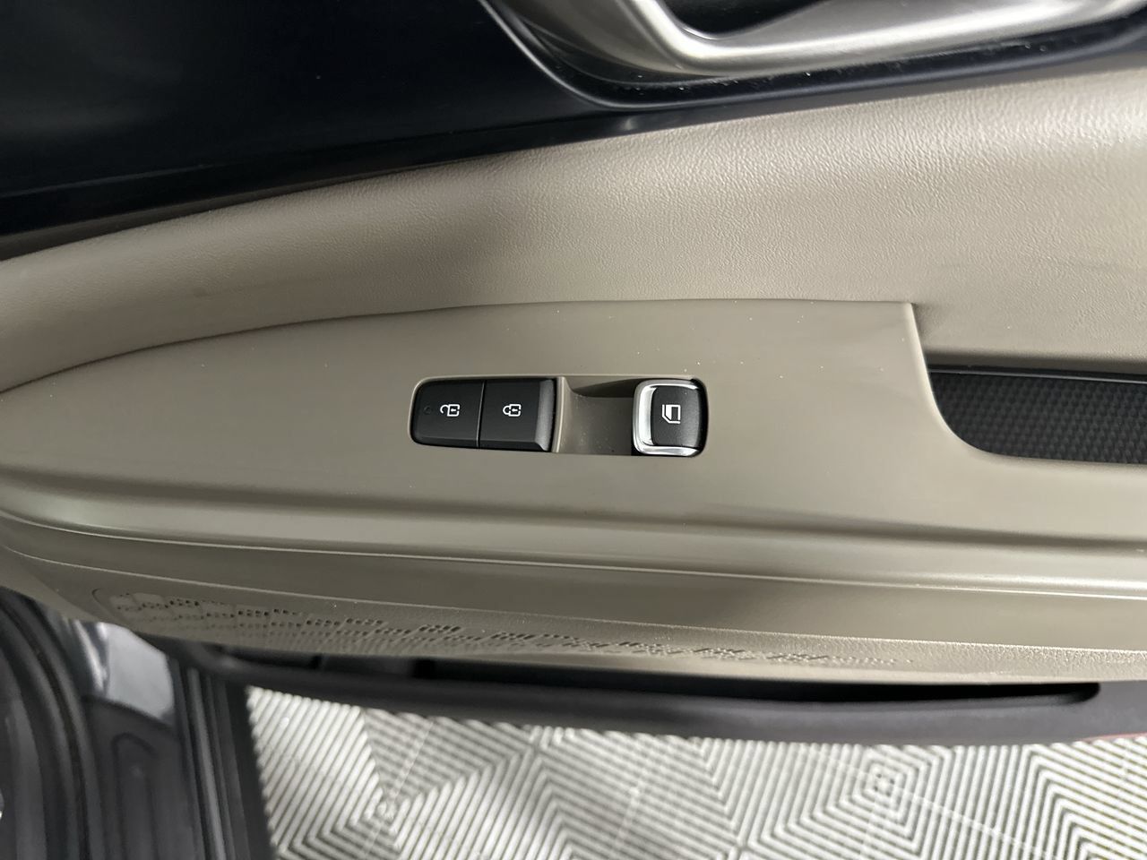 Certified 2026 Kia Carnival LXS FWD image 13