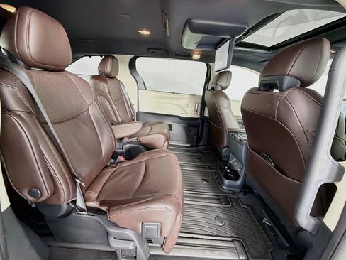 Used 2023 Toyota Sienna Platinum AWD/4WD image 27