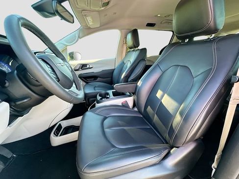 Used 2024 Chrysler Pacifica Touring-L image 19