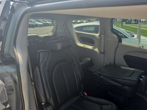 Used 2024 Chrysler Pacifica Touring-L FWD image 12