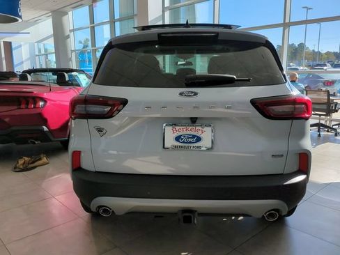 New 2025 Ford Escape SE w/ Class II Trailer Tow Package FWD image 4