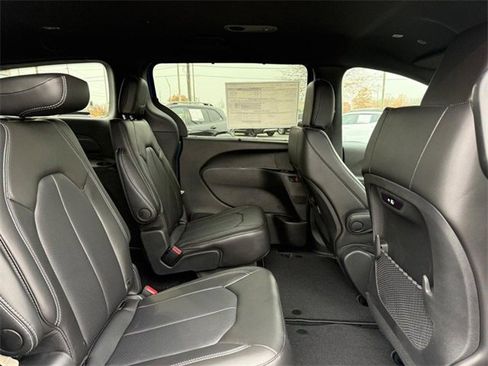New 2026 Chrysler Pacifica Select image 12