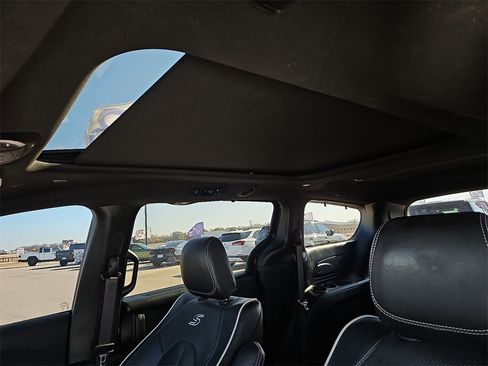 Certified 2024 Chrysler Pacifica Limited w/ S Appearance Package image 21