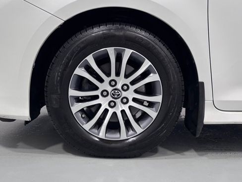 Used 2018 Toyota Sienna XLE Premium FWD image 30
