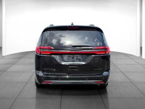 Used 2025 Chrysler Pacifica Limited FWD image 6