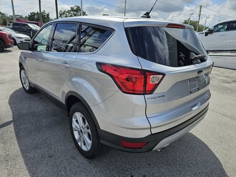 Used 2019 Ford Escape SE image 3
