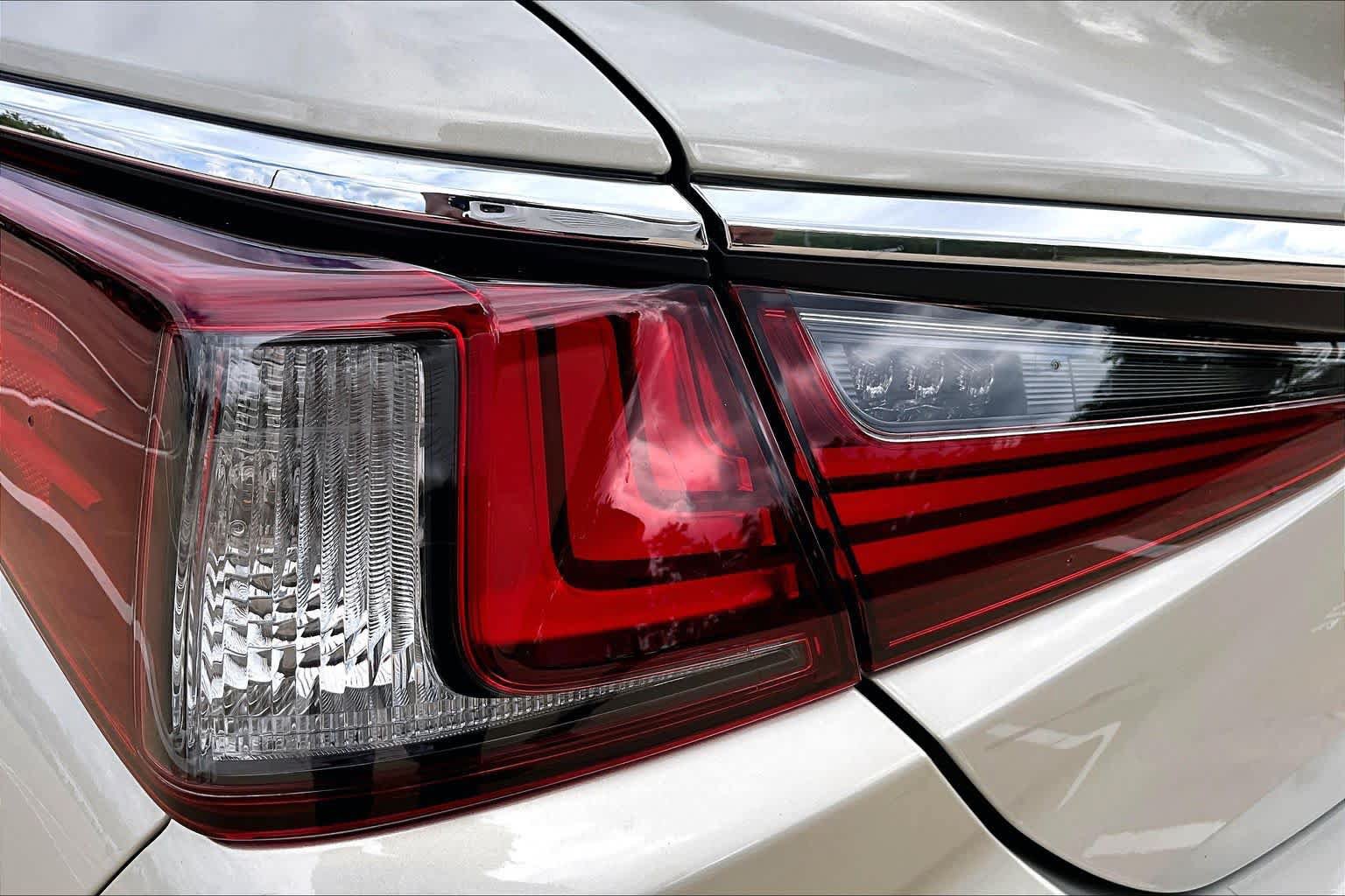 Used 2025 Lexus ES 350 w/ Premium Package FWD image 29
