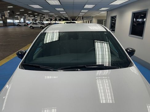 Used 2025 Chrysler Pacifica Select image 13