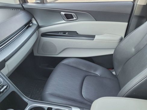 Used 2022 Kia Carnival LX image 23