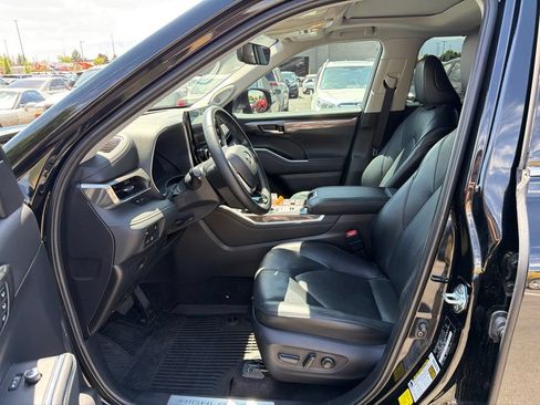 Used 2023 Toyota Highlander Limited AWD/4WD image 9