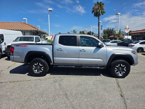 Used 2017 Toyota Tacoma TRD Off-Road AWD/4WD image 4