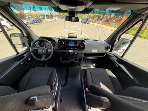Used 2025 Mercedes-Benz Sprinter 2500 image 4